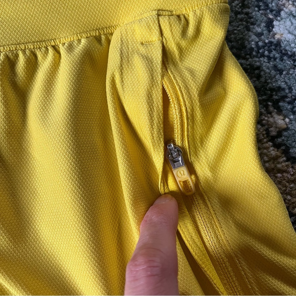 Lululemon License to Train Linerless Shorts 7” Yellow Sz Medium - Picture 6 of 10